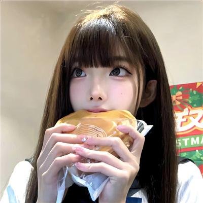 坐在酒吧里吃蛋糕